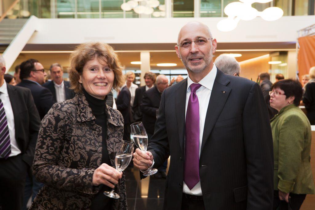 Ministerin Eveline Lemke gratuliert Micheal Englert auf der Einweihungsfeier zum neuen Firmengebäude in Rülzheim.
