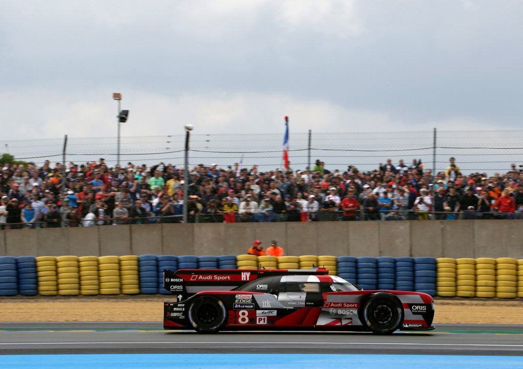 Audi Rennsportwagen auf der Le Mans Strecke