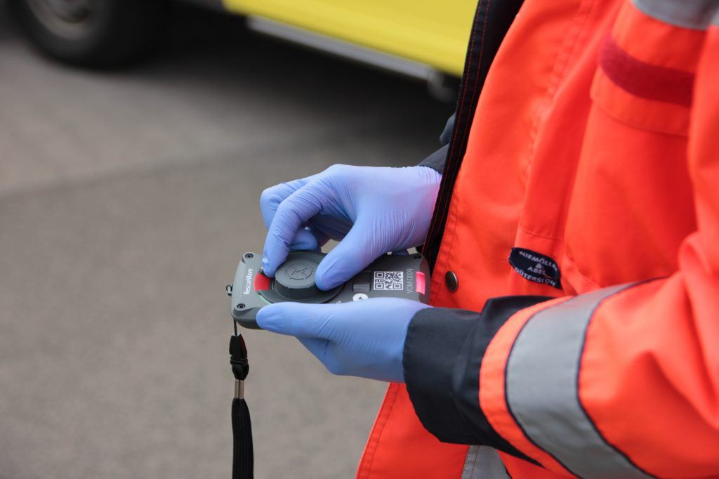 Rettungssanitäter hält RescueNode in der Hand