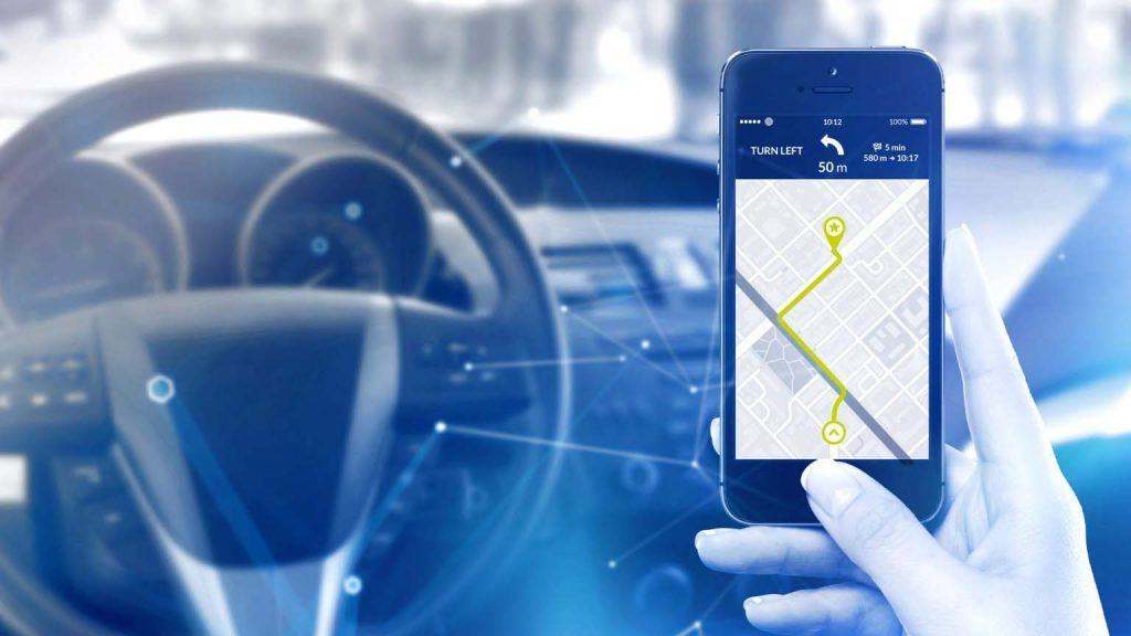 Kartenübersicht auf einem Smartphone, die von einer Person geöffnet ist, die in einem Auto sitzt