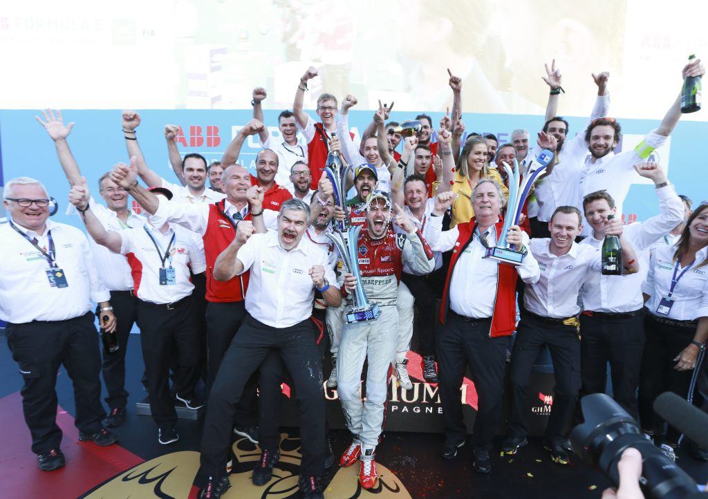 Formel E Siegerteam freut sich über den Gewinn.