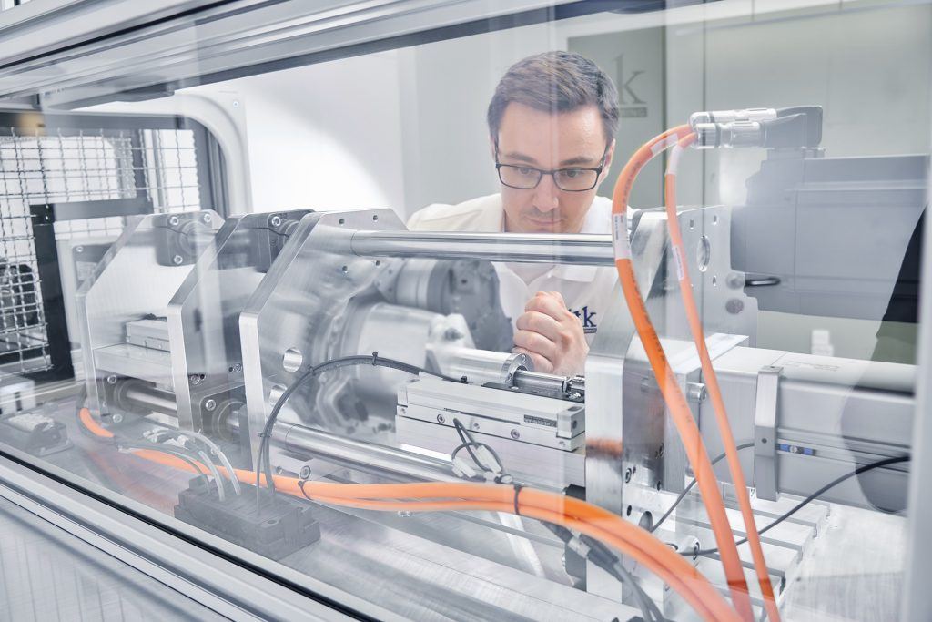 Testsystem-Entwicklung: ITK-Experte bei der Wnticklung eines Prüfstands für die Industrie