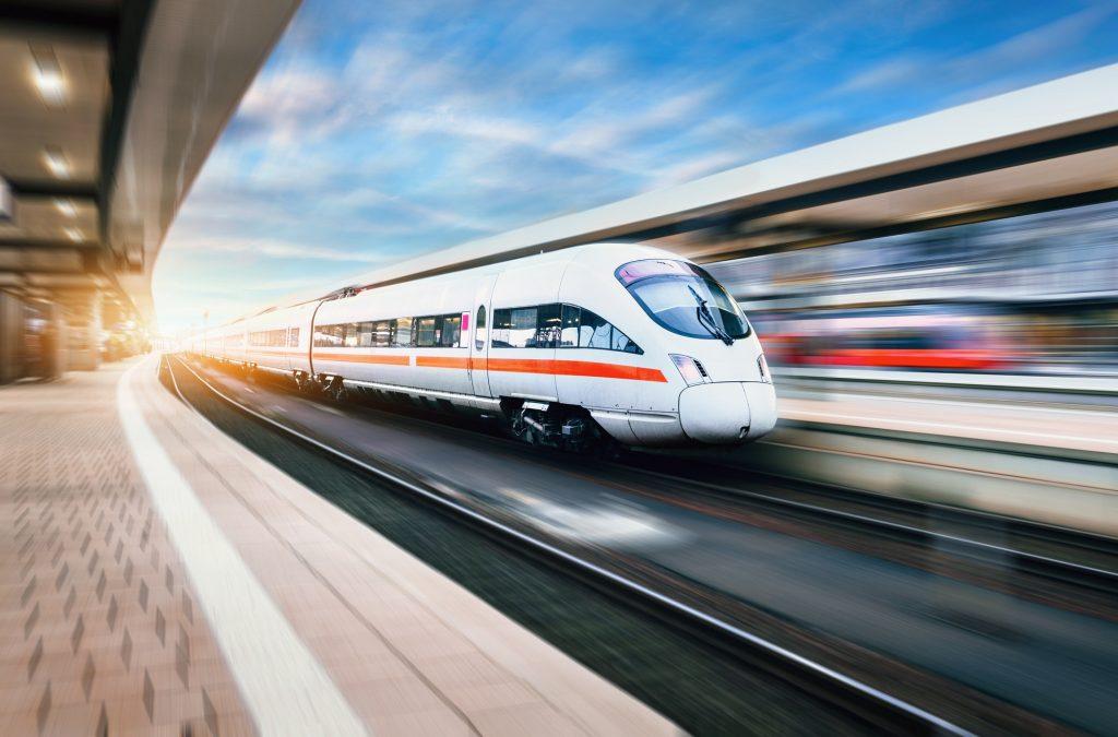 Einfahrender Zug in den Bahnhof