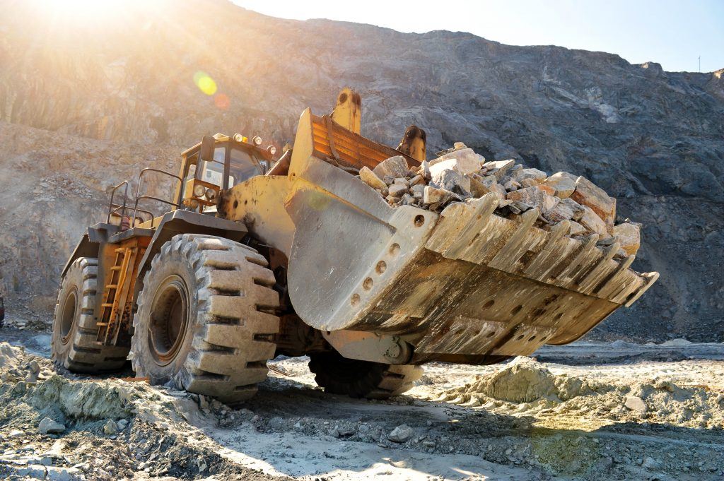 Bagger fährt auf einer Baustelle