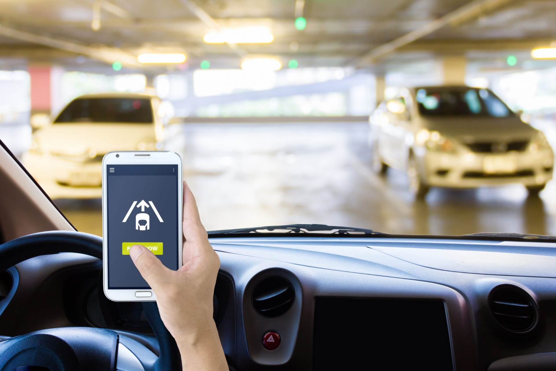 Automatisches Parken mit App im Parkhaus