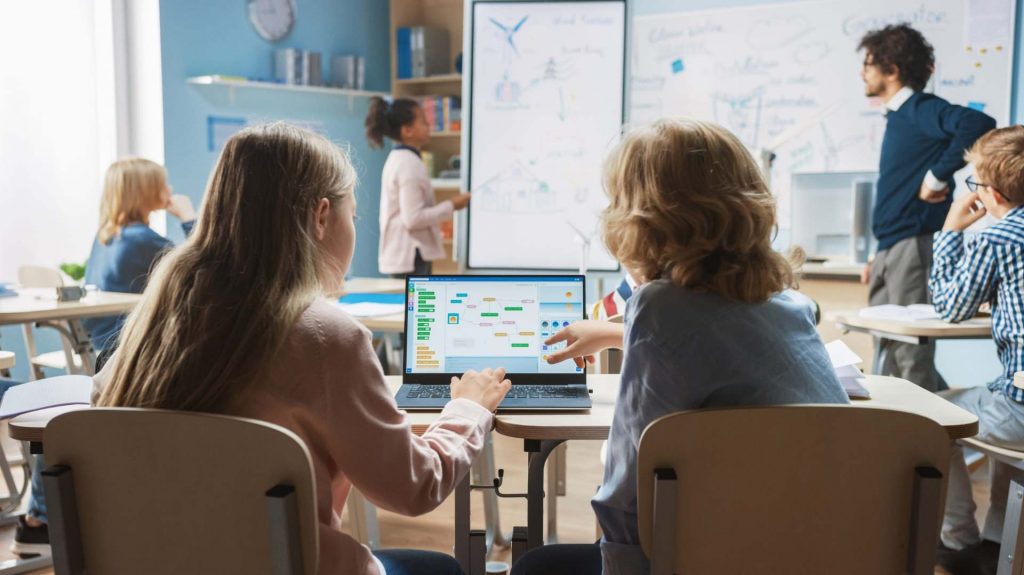 Zwei Kinder am Laptop in der Schule