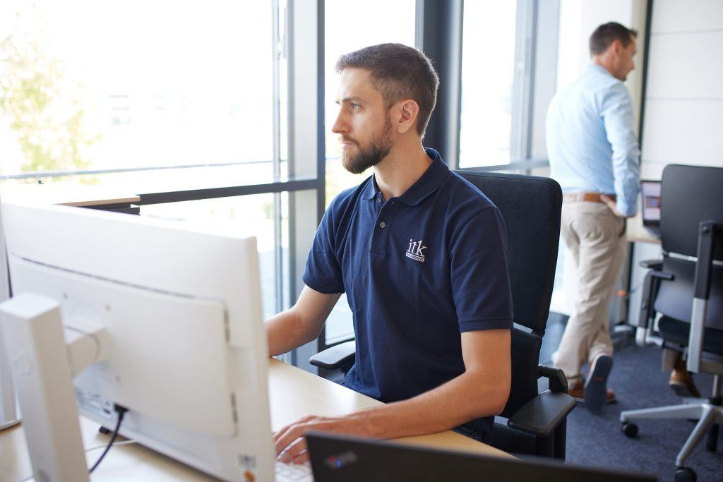 Ingenieur arbeitet konzentriert am Laptop