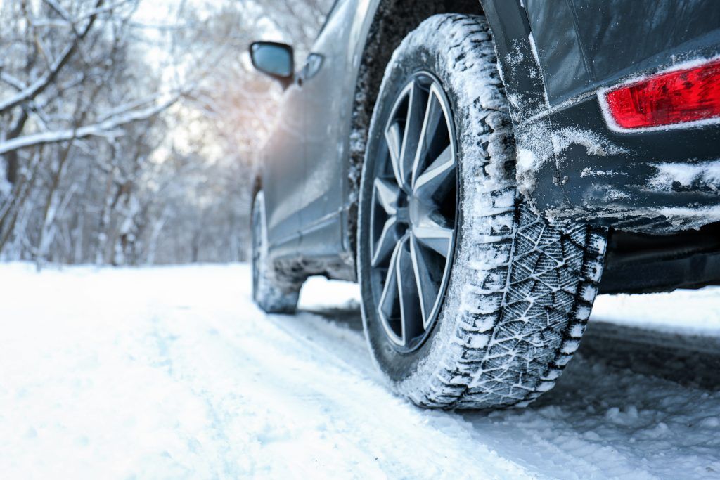 Fahrzeug fährt mit Winterreifen auf Schnee