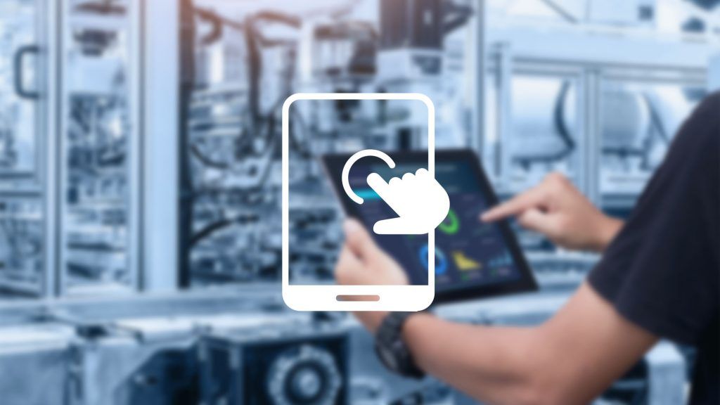 Mann ist im Serverraum und hält ein Tablet