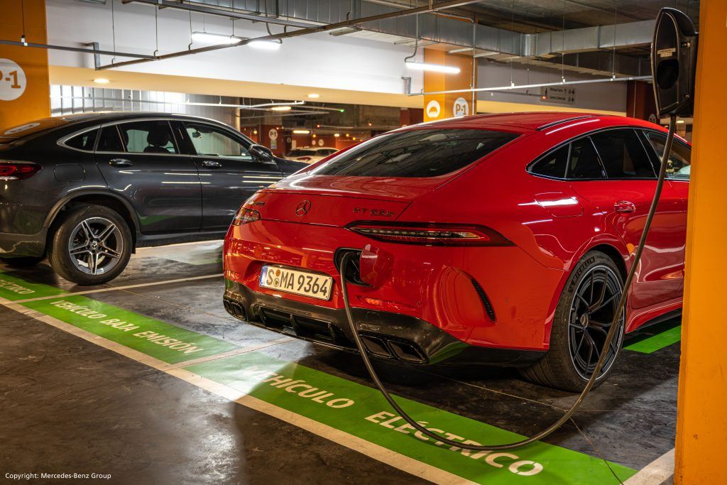 Sportwagen AMG GT 63 S E PERFORMANCE in der Garage