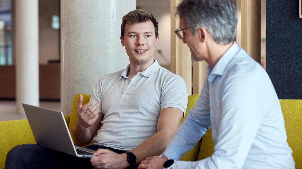 Ein ITK-Student und sein Tutor, die sich gemütlich unterhalten
