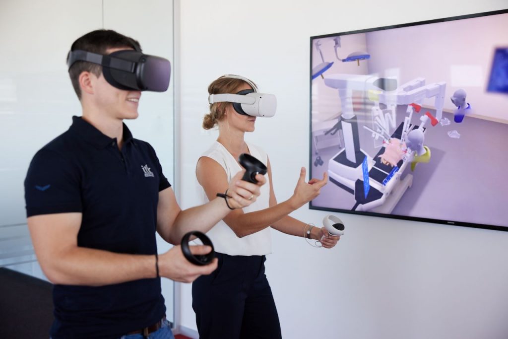 Zwei ITK Entwickler:innen tragen VR-Brillen und testen die virtuelle OP-Umgebung.