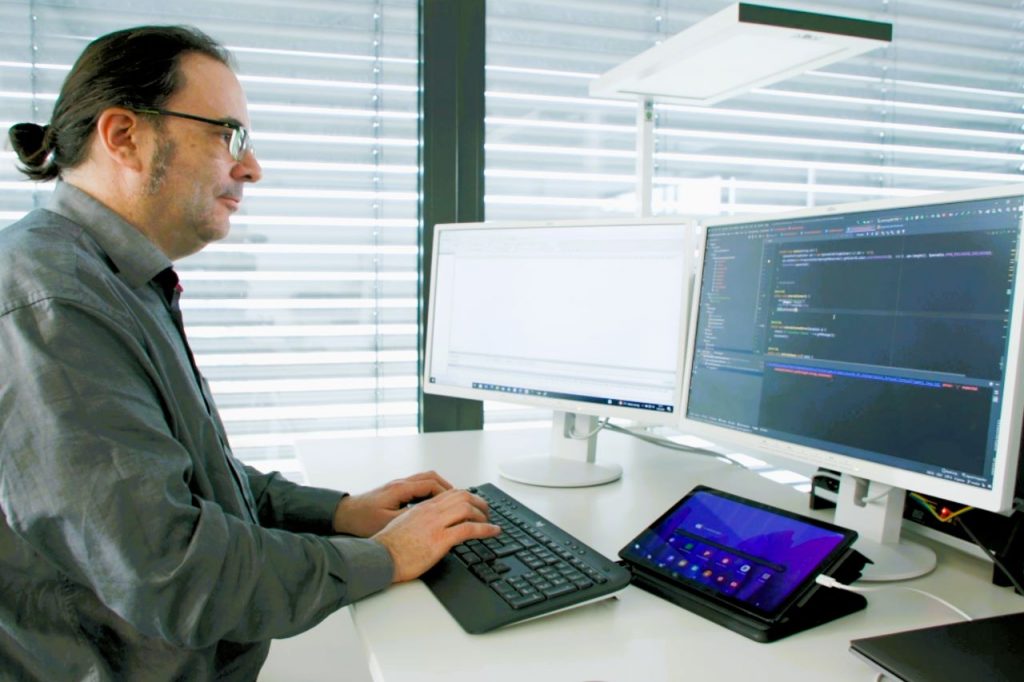 The ITK development engineer works on the code for customer-specific diagnostic solutions.