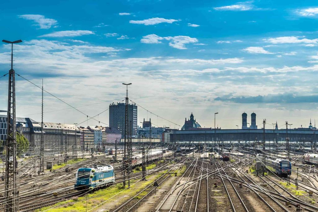 Bahnhof München mit Zügen und Infrastruktur
