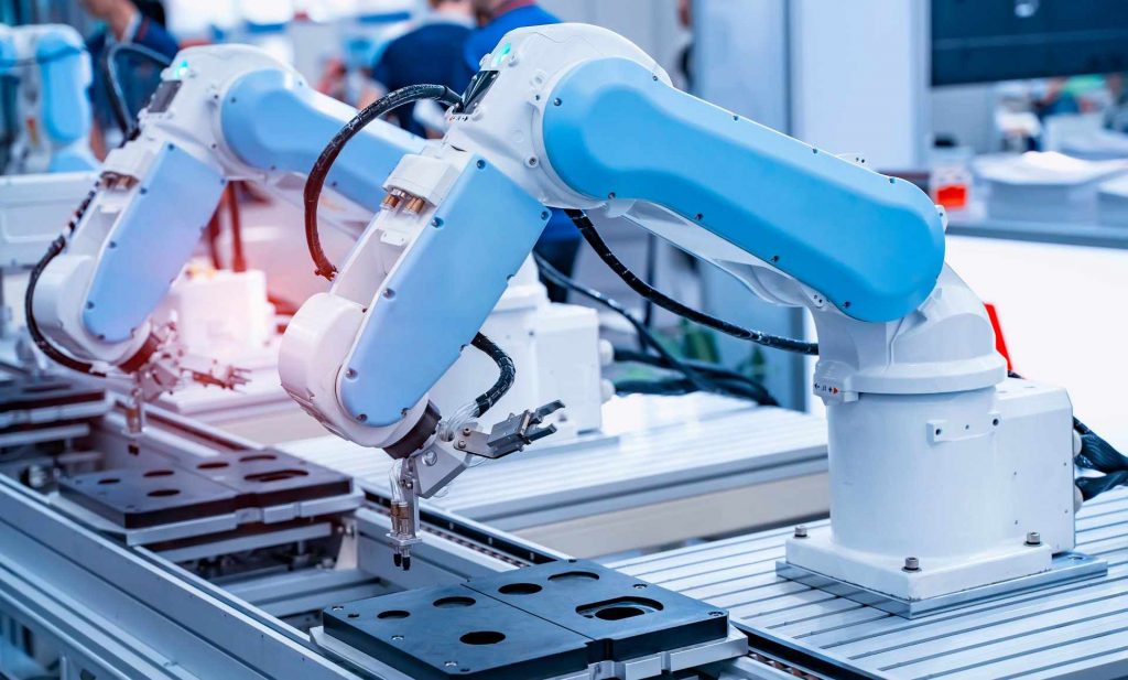 Roboterarme am Fließband in der Produktion