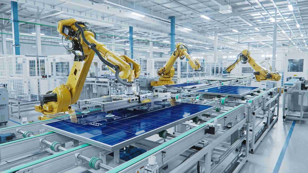 Roboter bei der Montage von Solarmodulen in einer Fabrik, ein Beispiel für die Automatisierung im produzierenden Gewerbe. ITK Engineering entwickelt Schnittstellen oder implementiert komplexe Software- und Systemlösungen für intelligente Fabriken.