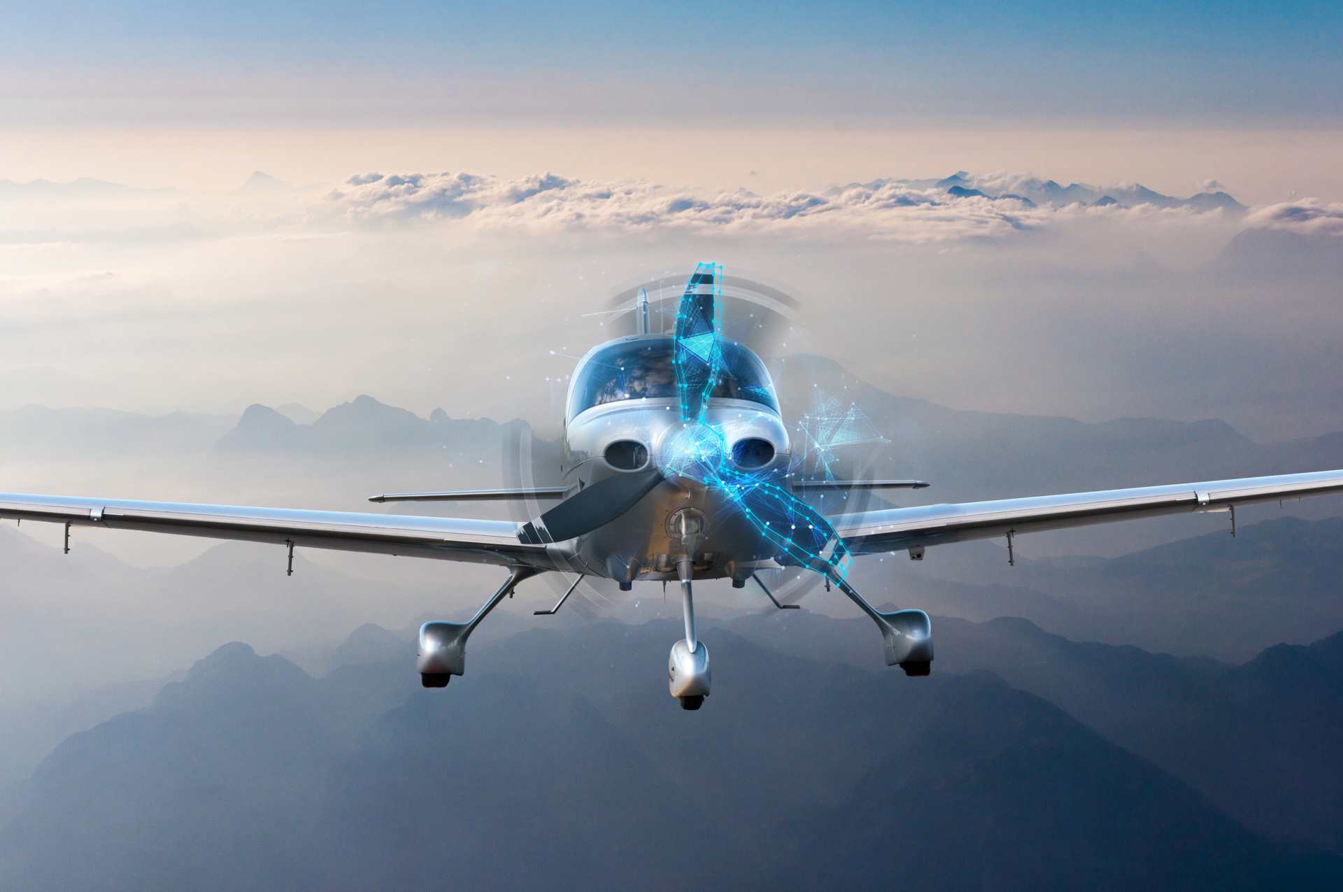 Ein Kleinflugzeug fliegt über eine Berglandschaft, umgeben von Wolken und einem klaren Himmel. Die Propeller des Flugzeugs sind mit digitalen, blauen Grafiken überlagert, die Technologie und Innovation symbolisieren.