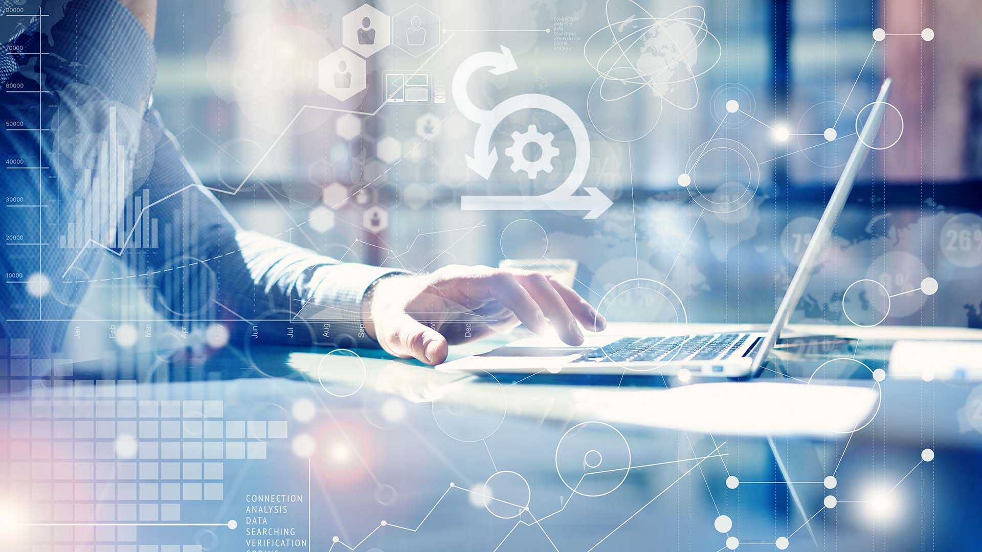 Training participants in front of a laptop during ITK Agile and Scrum training courses.