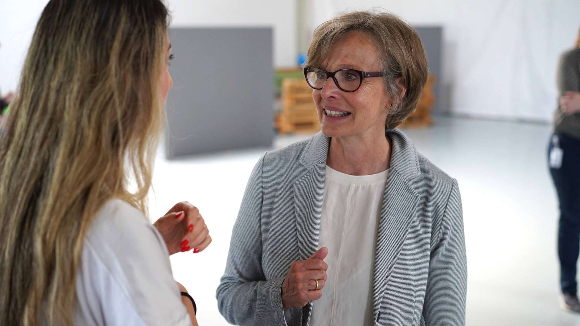 Christina Warmann im Gespräch mit einer Kollegin
