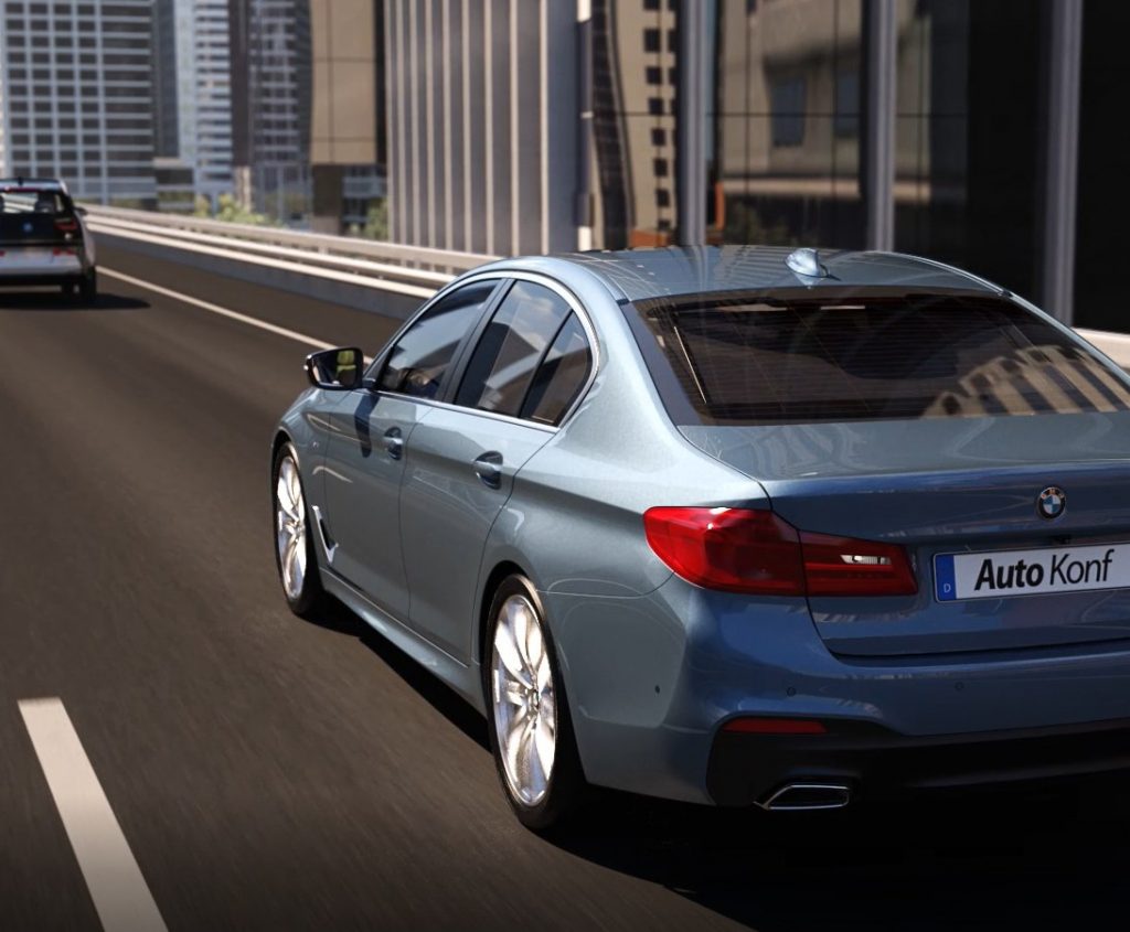 Auto fährt auf einer Straße