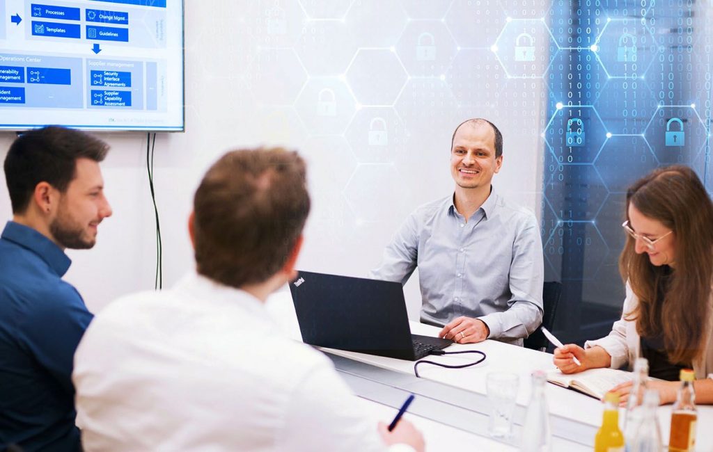 ITK Experten beraten Kunden zur Cyber Security smarter Produkte