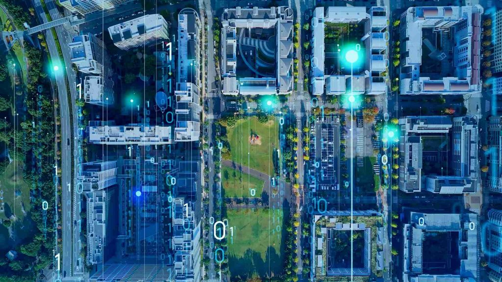 Luftaufnahme einer vernetzten Stadt mit digitaler Datenvisualisierung als Symbol für intelligente Infrastruktur.