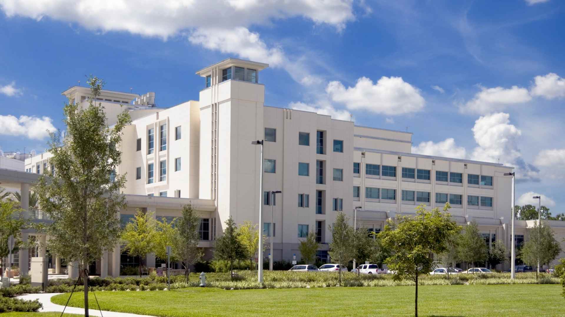 Außenansicht eines Großkrankenhauses